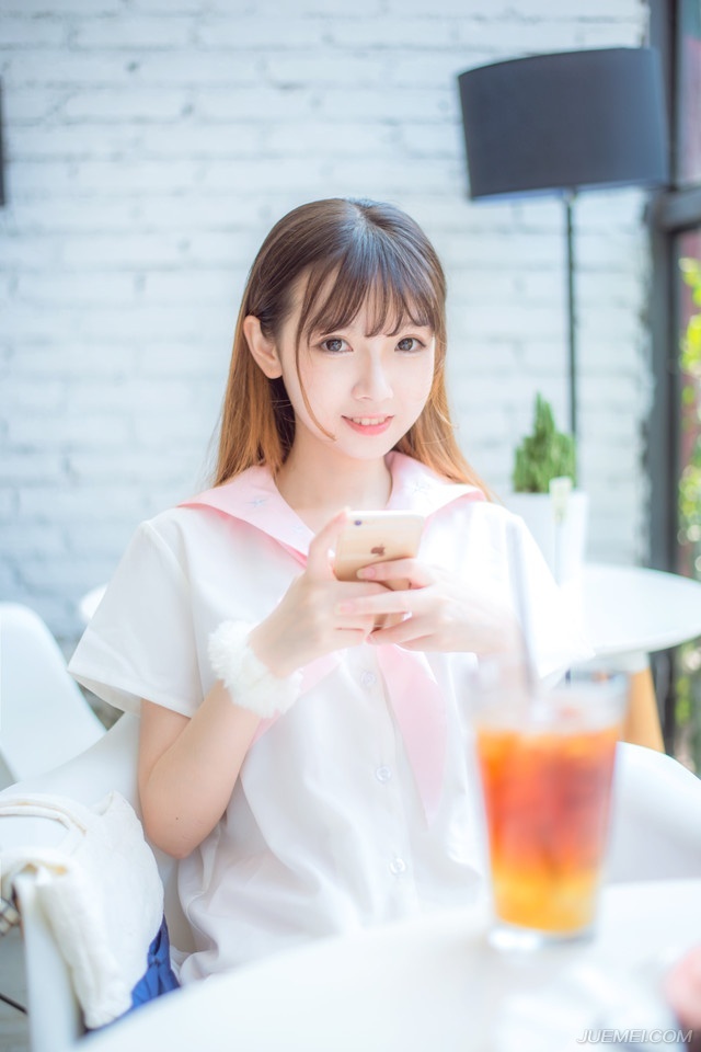 顿时，两名亲卫上前，直接将庞统双手反剪。